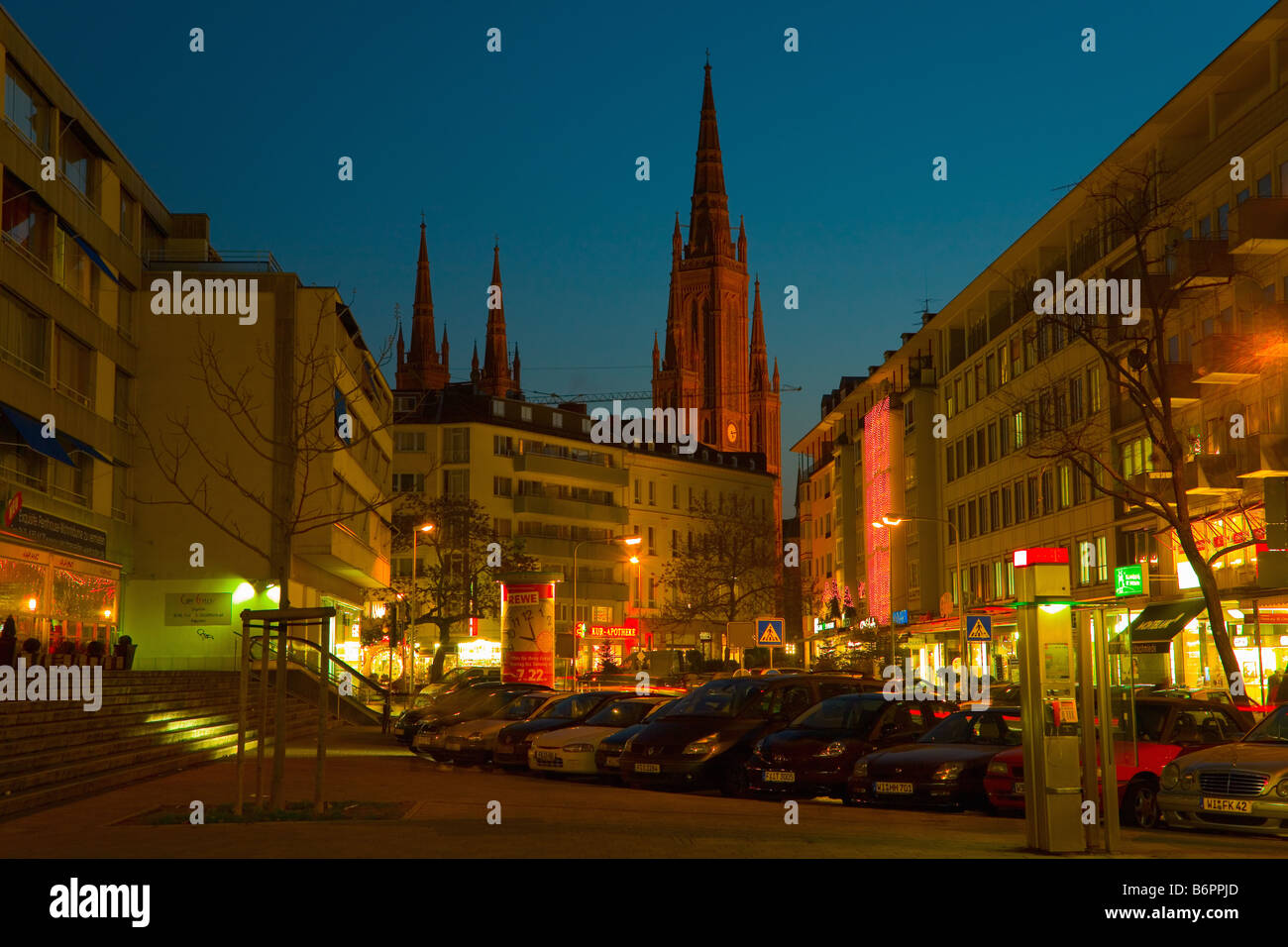 Chiesa Marktkirche in Wiesbaden del centro città nel blu ora Foto Stock