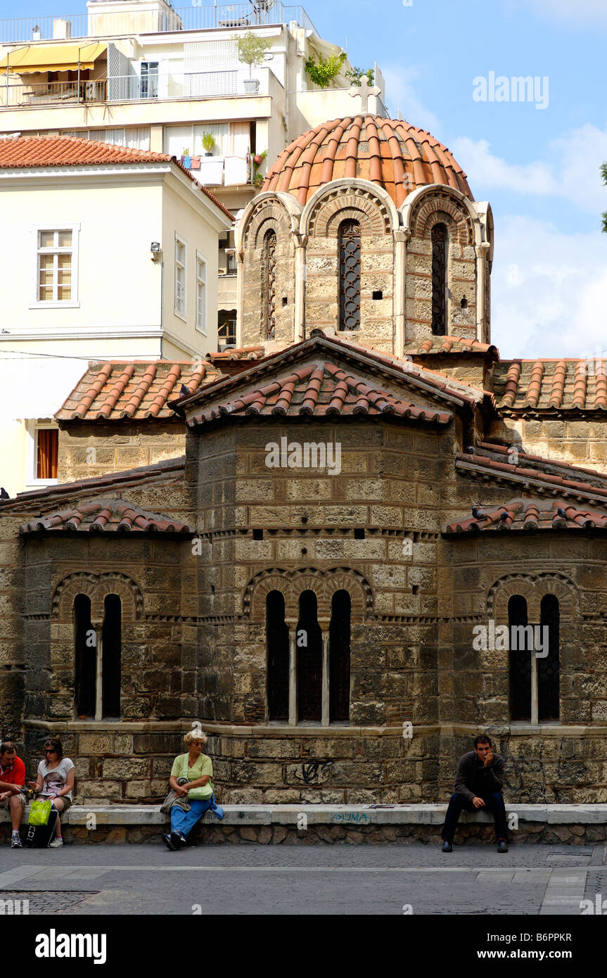 Persone in appoggio dalla torre della chiesa ortodossa di Grecia Agia Ekaterini in Plaka, la città vecchia di Atene Foto Stock