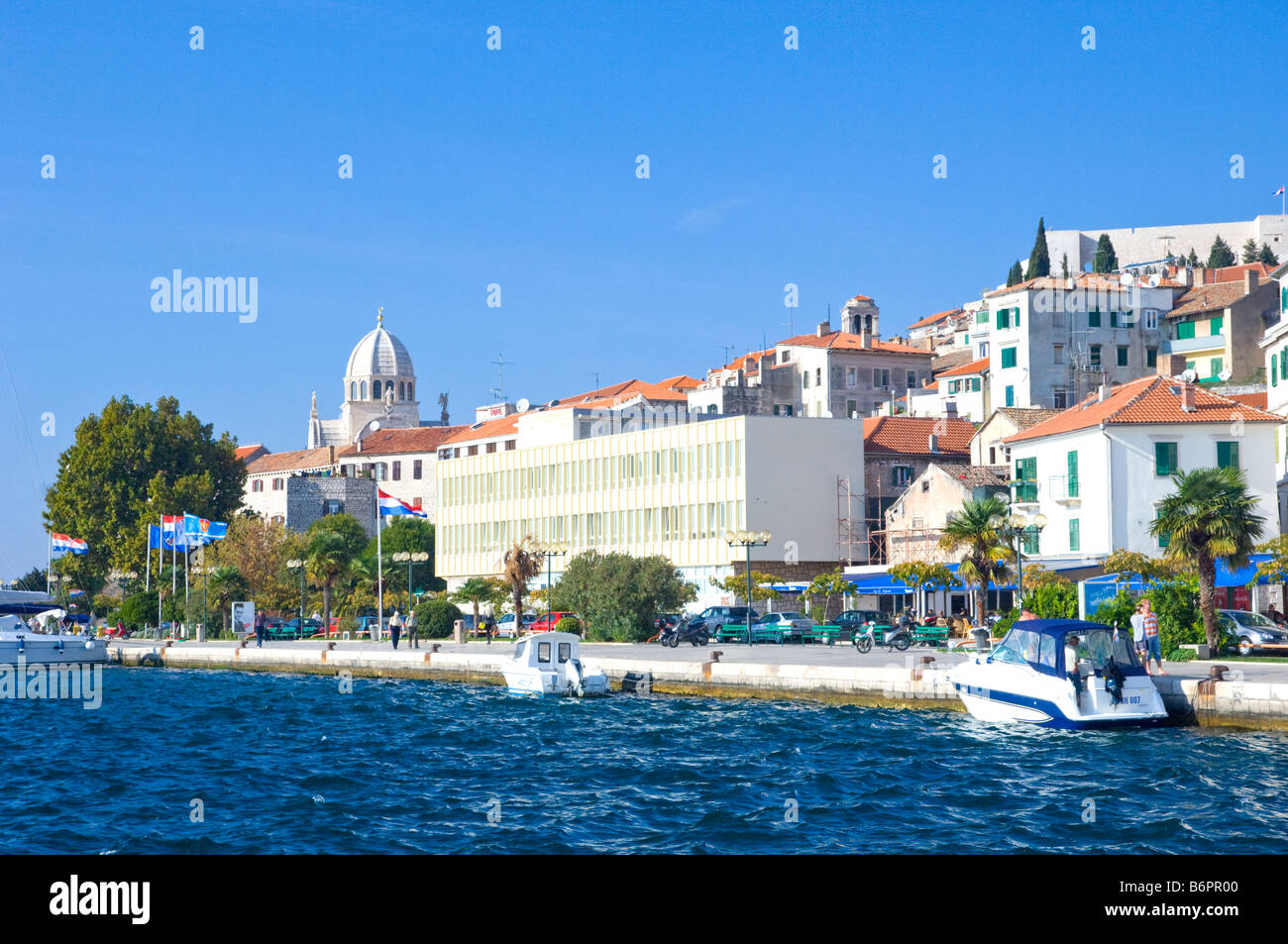 Il lungomare e il porto di Sibenik Croazia Foto Stock