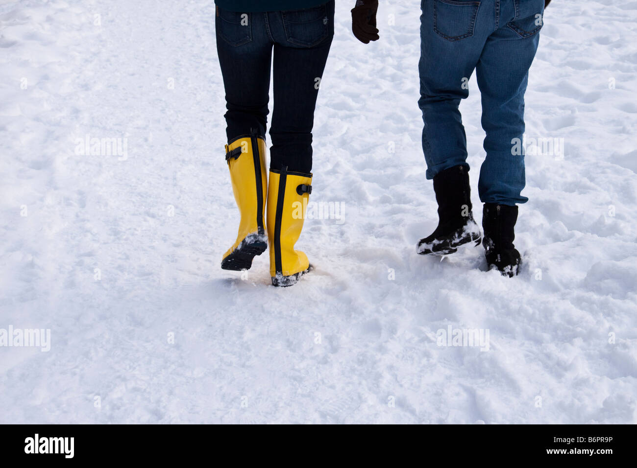 La gente che indossa scarponi a piedi nella neve a Kerry Park sulla Queen Anne Hill di Seattle, Washington Foto Stock