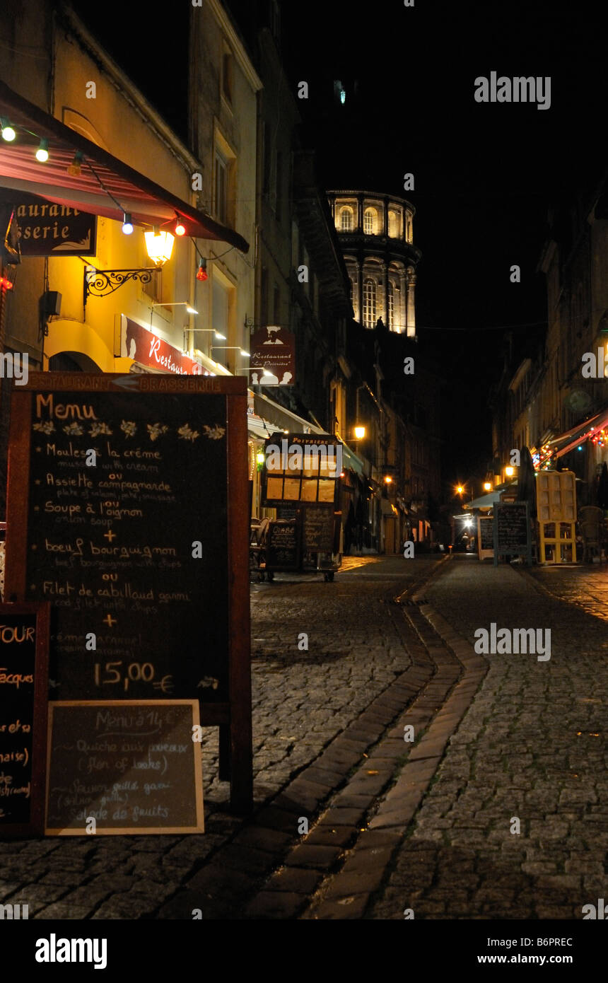 Francia Boulogne-sur-Mer Città vecchia Rue de Lille di notte Foto Stock