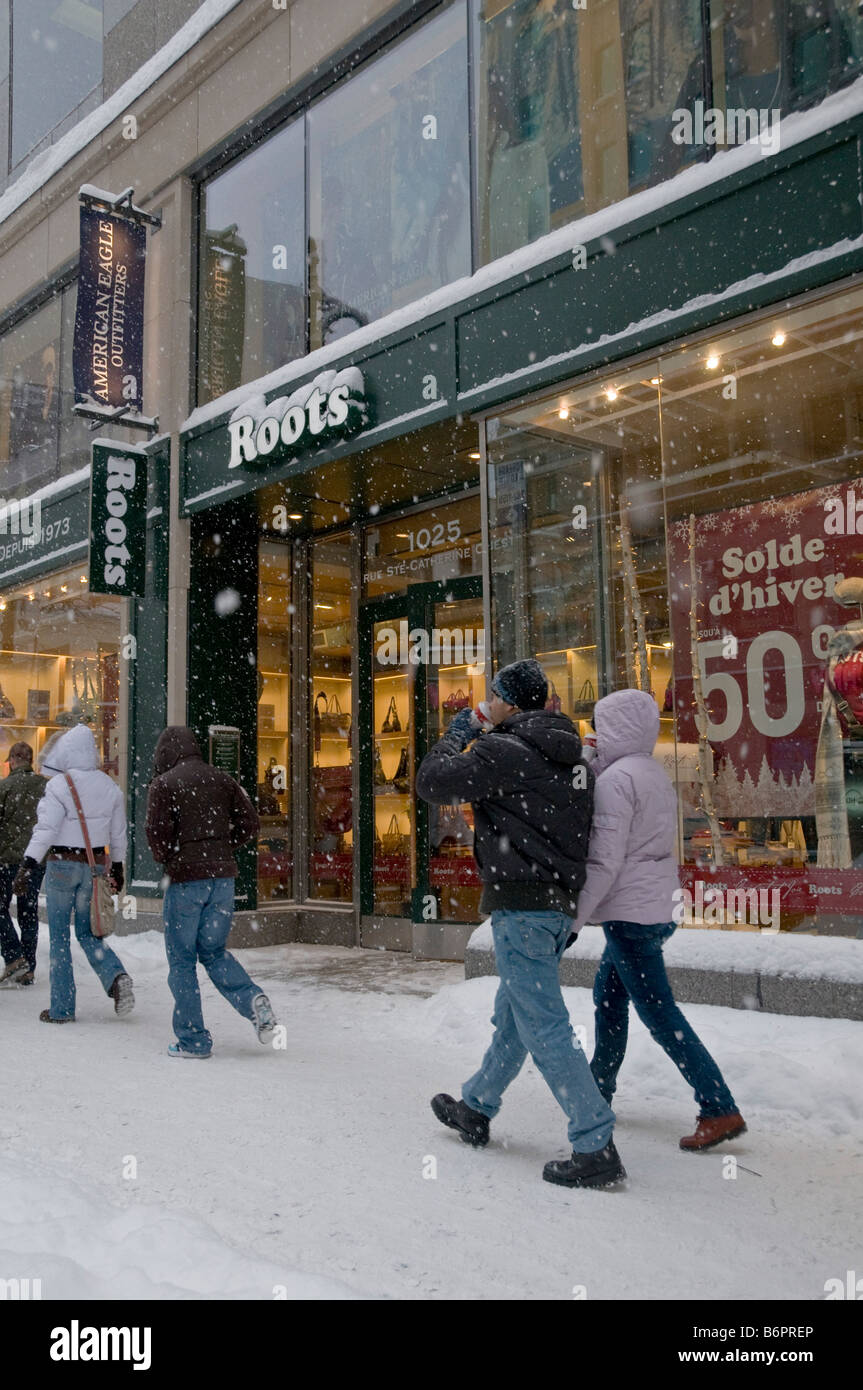 People shopping su Ste Catherine Street nel centro di Montreal durante una tempesta di neve Foto Stock