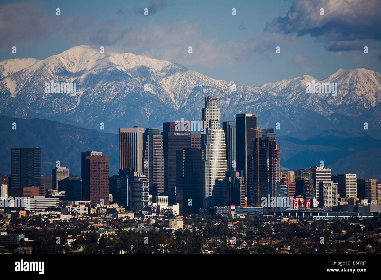 Los Angeles Skyline in una limpida giornata con neve sulle montagne di Los Angeles in California negli Stati Uniti d'America Foto Stock