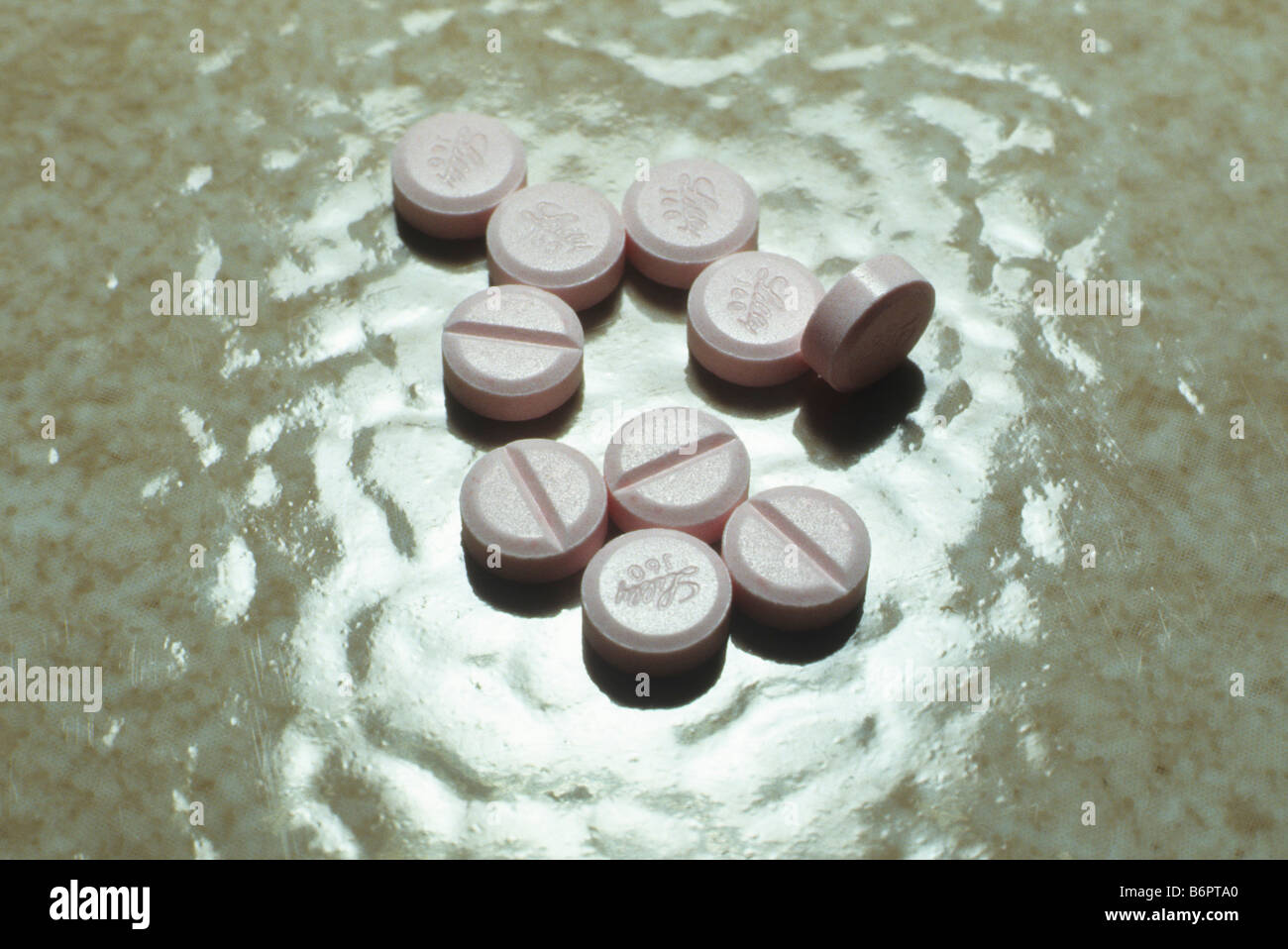 Zyprexa pillole, usato per trattare la malattia mentale, sulla superficie ondulata. Foto Stock