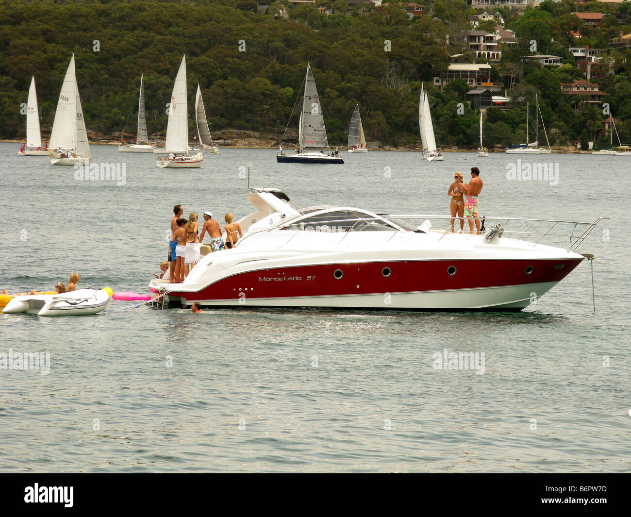 I giovani godono di uno stile di vita all'aperto su di un cruiser di lusso sul Porto di Sydney Foto Stock
