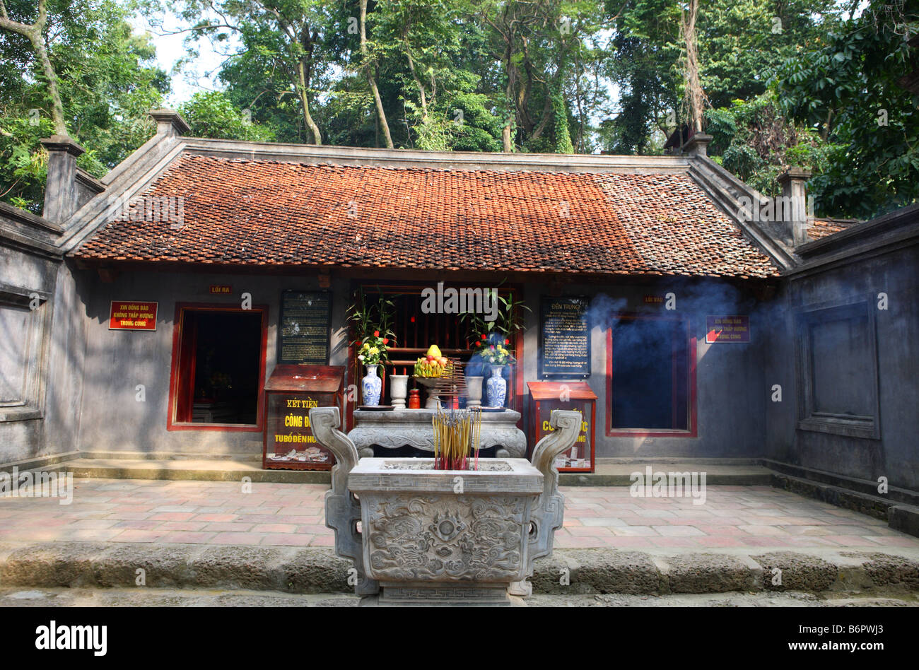Turibolo o turibolo appeso al di fuori del tempio (Den appeso) in Phu Tho Vietnam Foto Stock