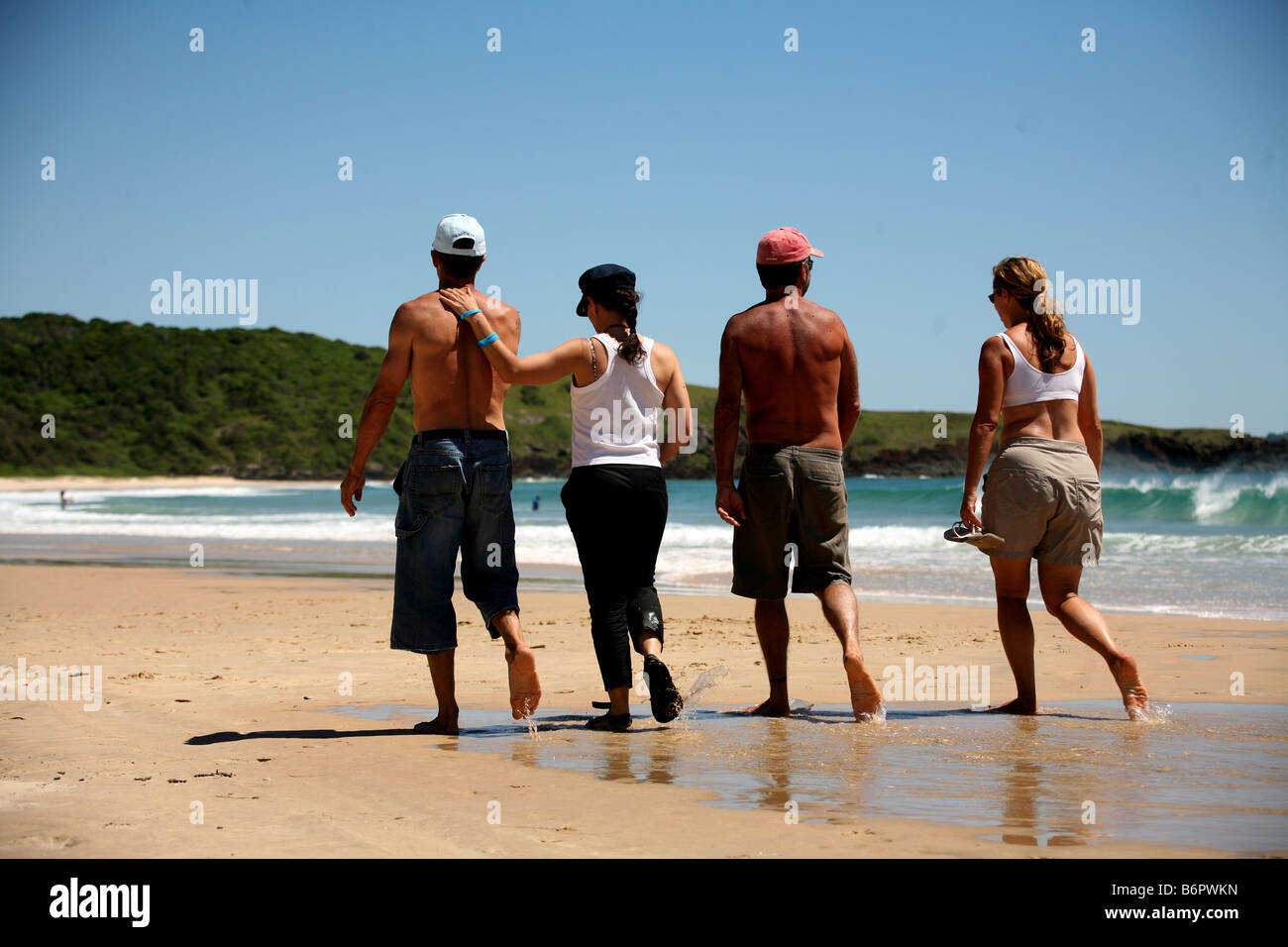 Il marito e la moglie si accoppia a piedi sulla spiaggia in Australia Foto Stock