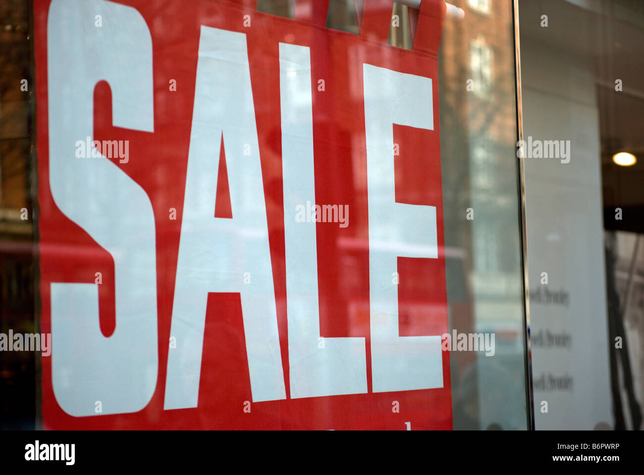 Bianco segno di vendita in vetrina in Kensington High Street, London Inghilterra England Foto Stock