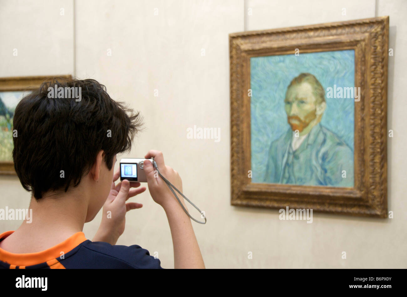 Van Gogh : Tourist fotografare Vincent Van Gogh Self-portrait pittura al Musee d'Orsay, Parigi Foto Stock