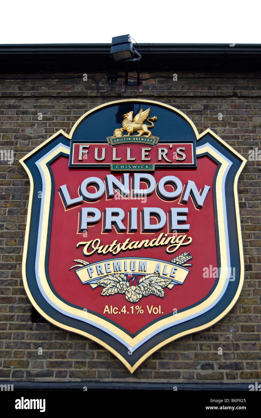 London Pride logo sul muro di Fuller's griffin brewery, Chiswick, ad ovest di Londra - Inghilterra Foto Stock