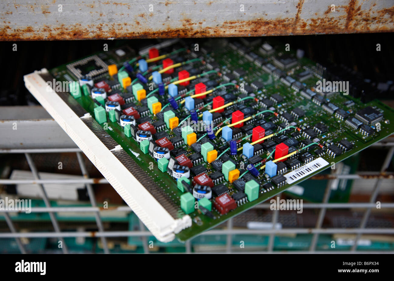 Rottami di elettronica, vecchi utilizzati parti di un computer per il riciclaggio Foto Stock