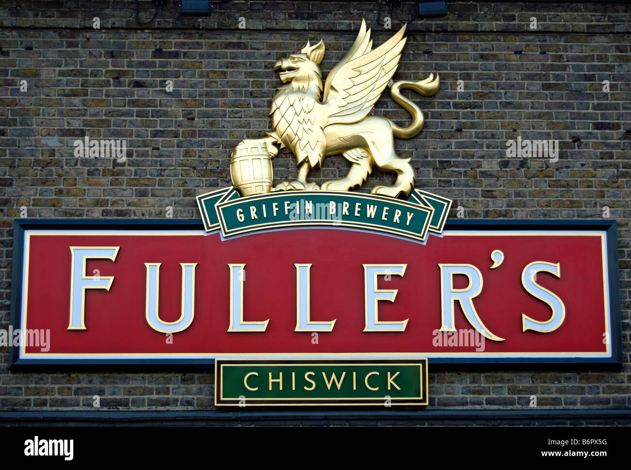 Il logo di Fuller's griffin birreria a Chiswick, a ovest di Londra - Inghilterra Foto Stock