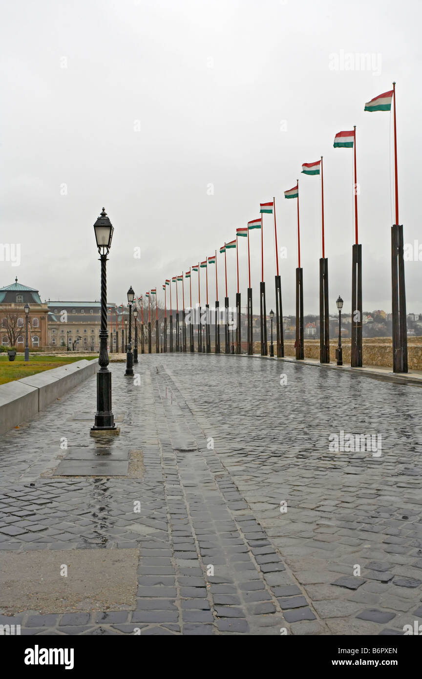 Viale Budapest di bandiere Hugarian e Castello di Buda Ungheria Foto Stock