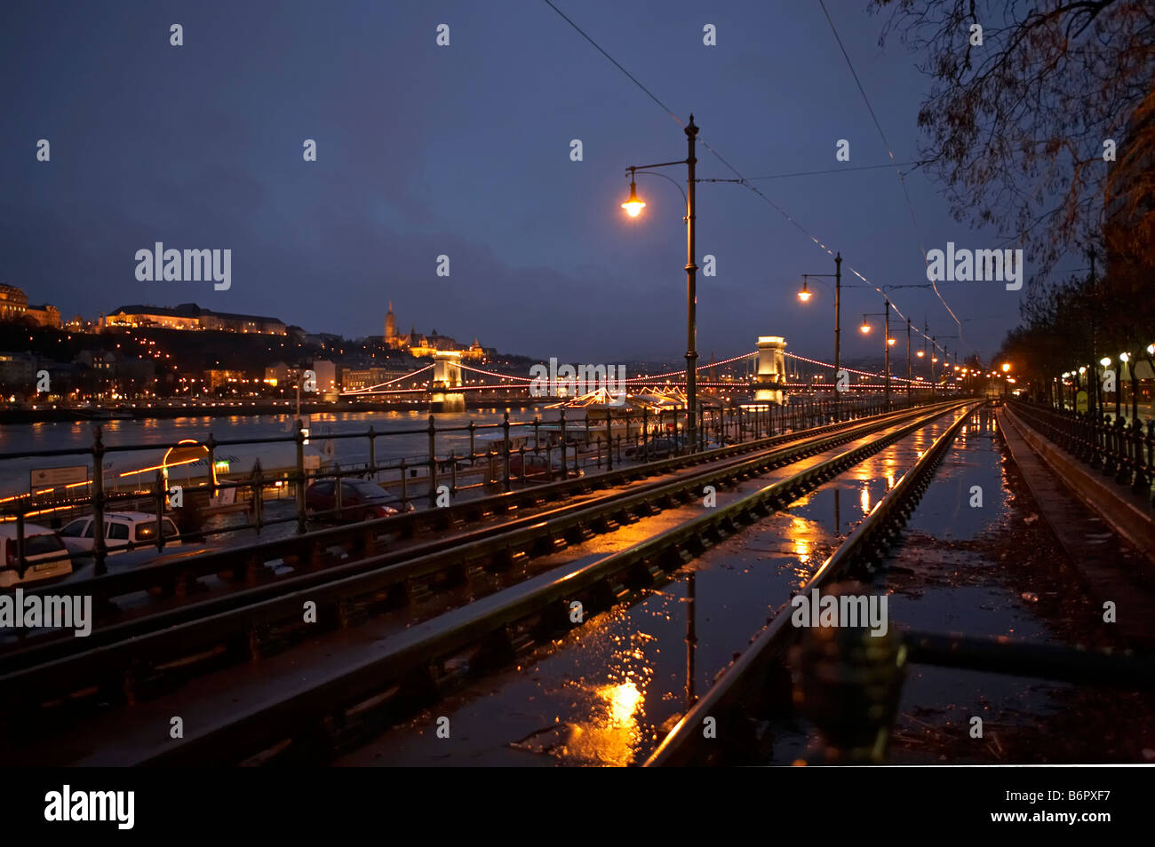 Budapest Castello collina Danubio e Széchenyi Ponte catena di notte Ungheria Foto Stock