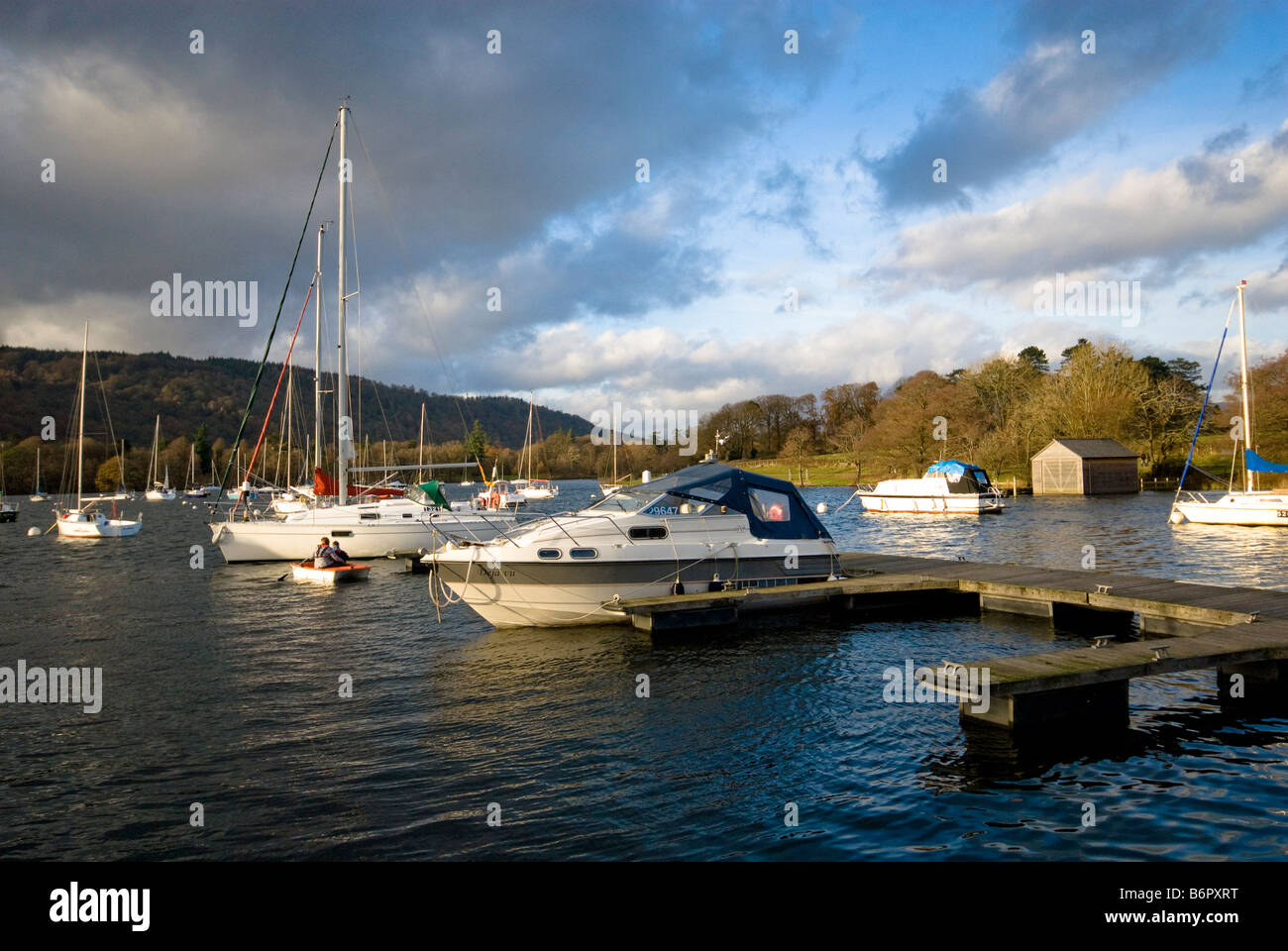 Barche sul Lago di Windermere Foto Stock