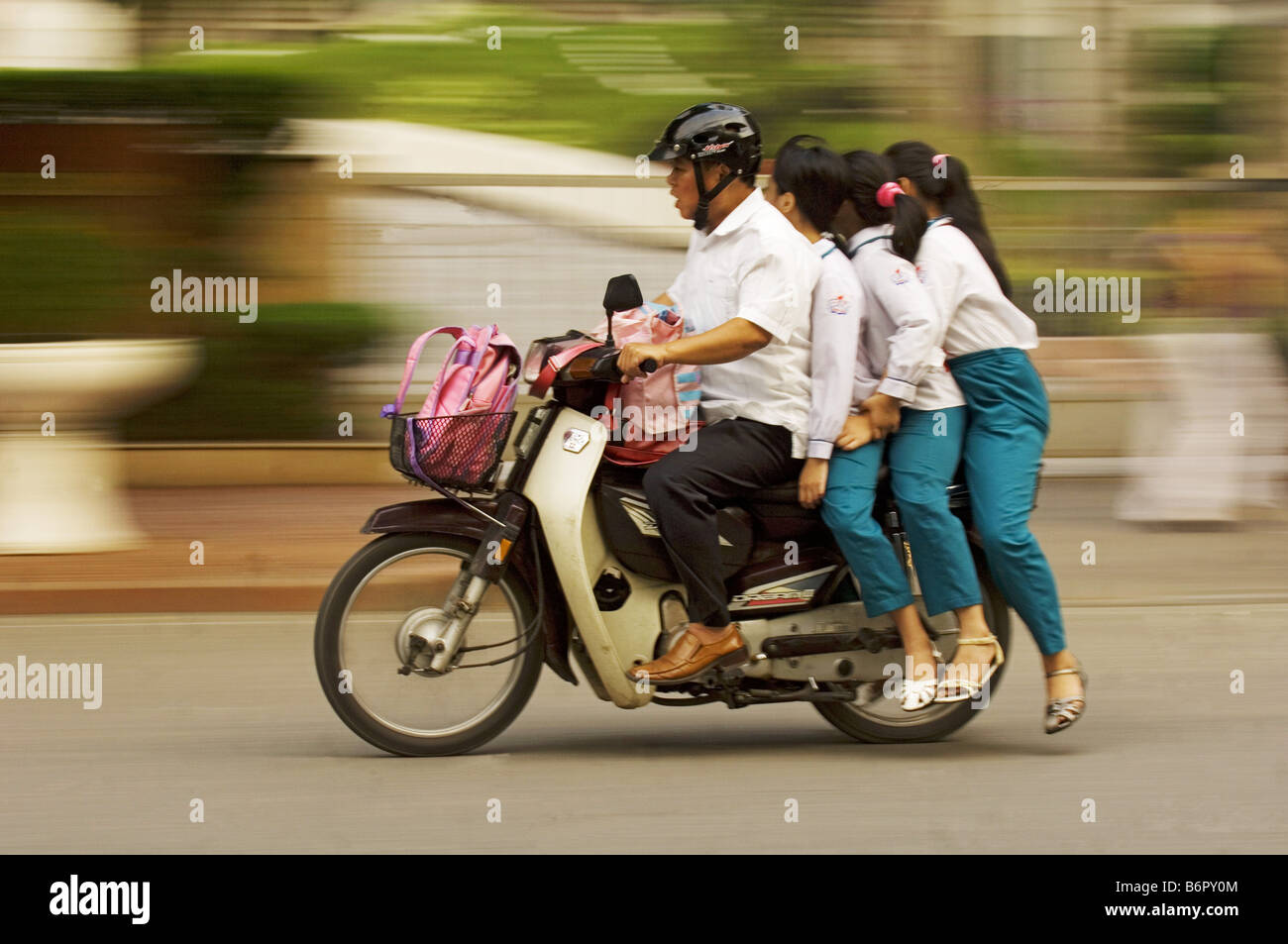 Quattro persone su una moto, Vietnam, Hanoi Foto Stock