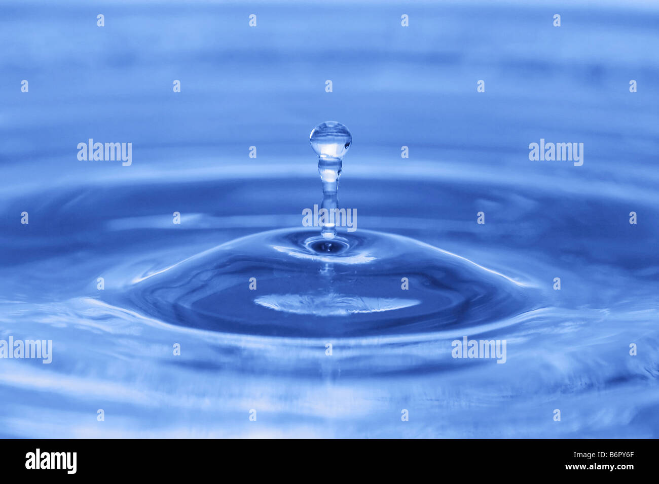 Goccia Blu sullo sfondo di acqua Foto Stock