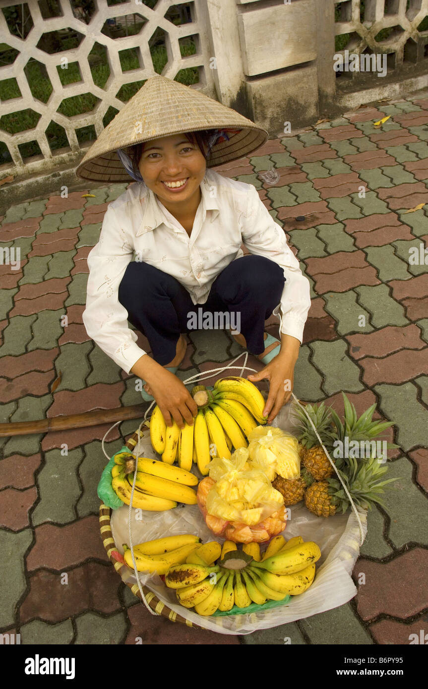 Donna vietnamita vendono frutti nelle strade di Hanoi, Vietnam Foto Stock