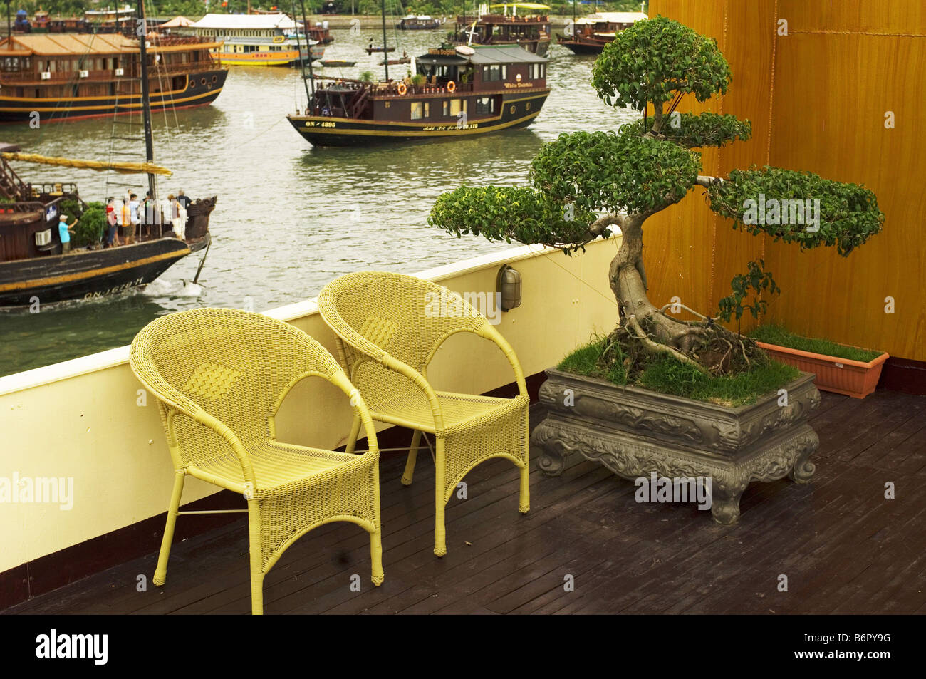 Lussuosa Crociera nella Baia di Halong, Vietnam Foto Stock