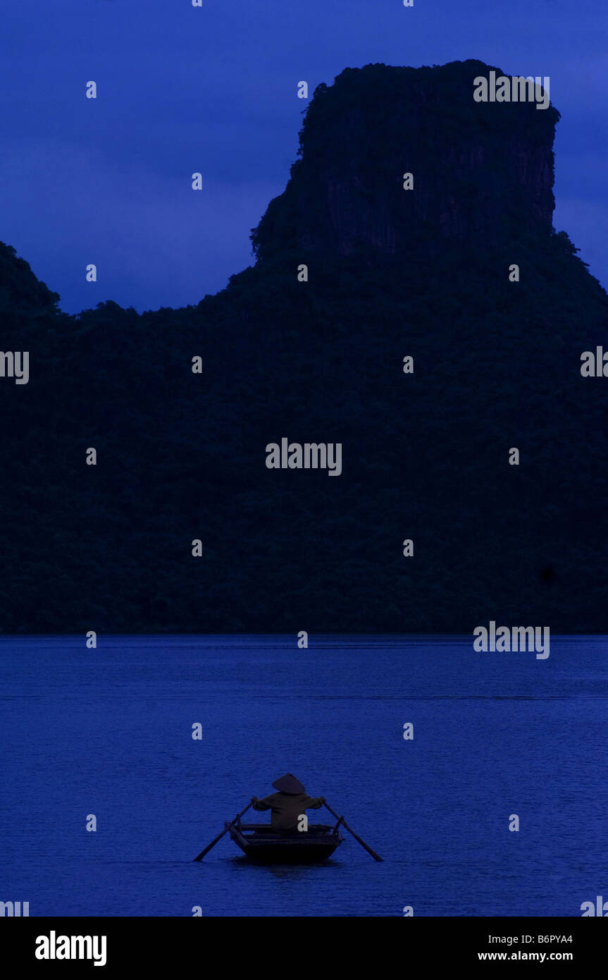 Tradizionale piccola barca nella baia di Halong, Vietnam Foto Stock