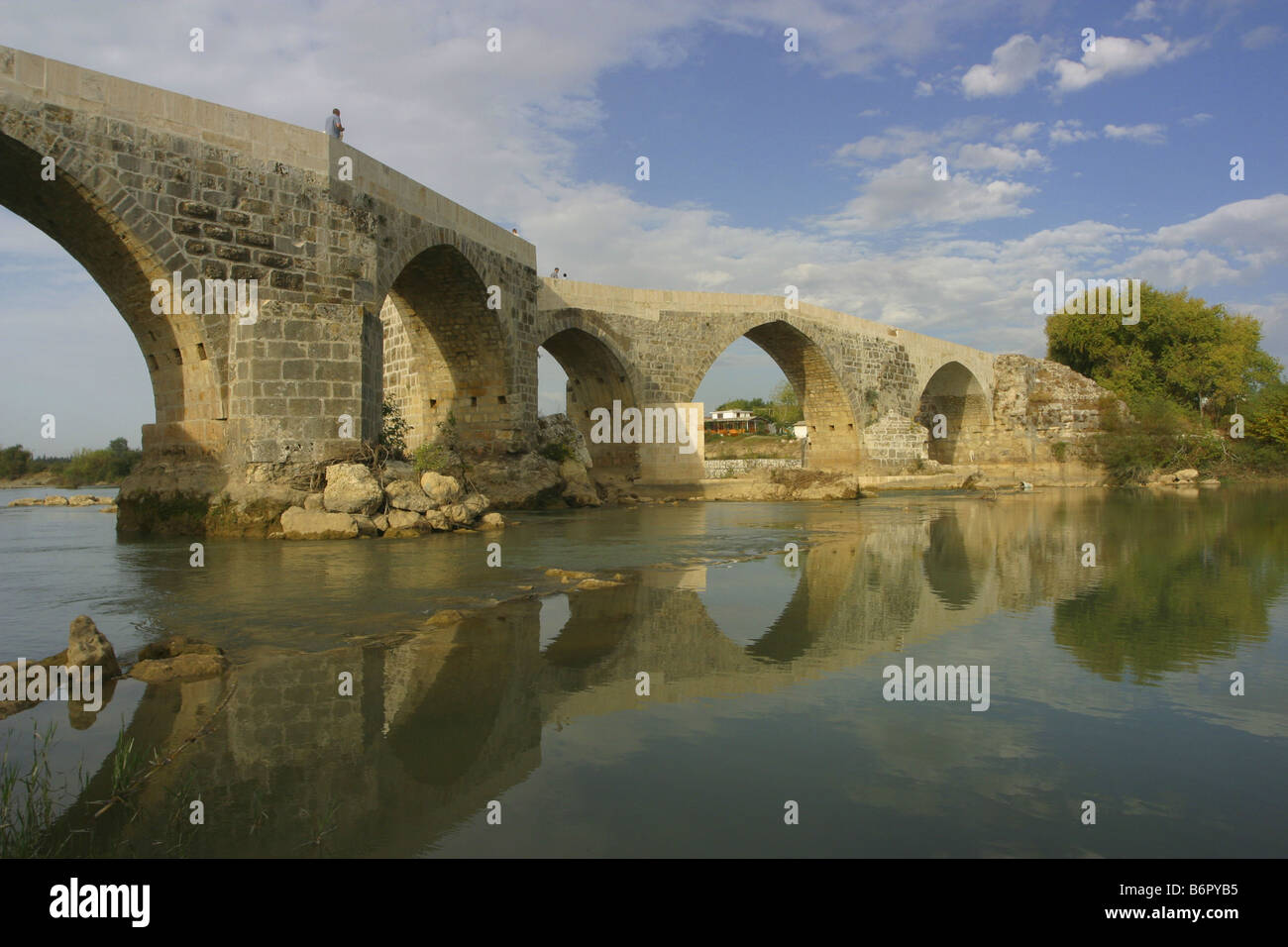 Ponte di Seljuk presso il fiume Koeprueay, Turchia Antalya, Aspendos Foto Stock
