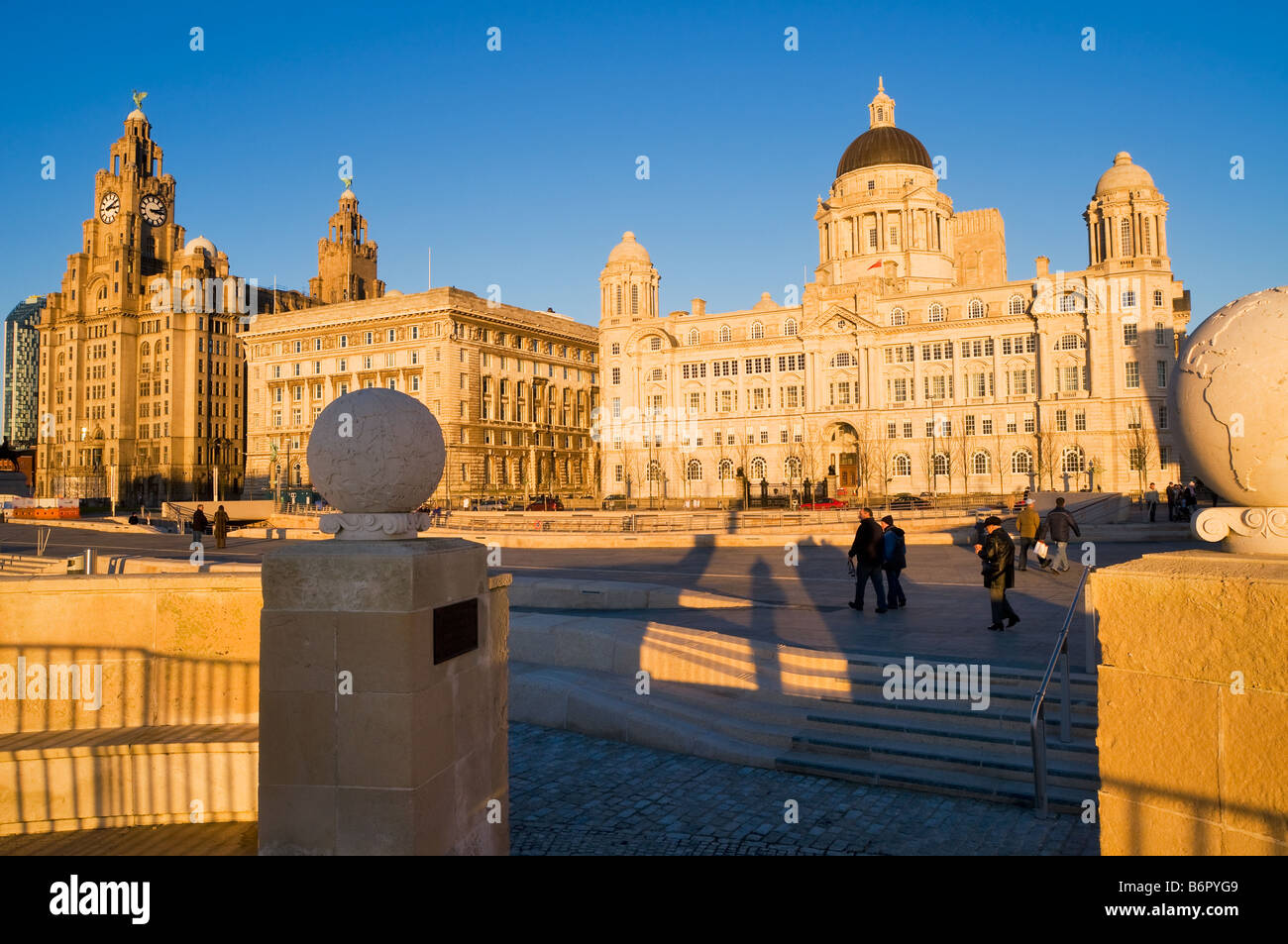 Il 'Tre Grazie"Il Royal Liver Building,la Cunard Building e il porto di Liverpool Edificio, sole invernale sul Boxing day Foto Stock