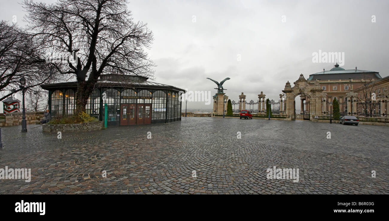 Stazione della funicolare di Budapest Siklo e Castello di Buda panorama in Ungheria Foto Stock
