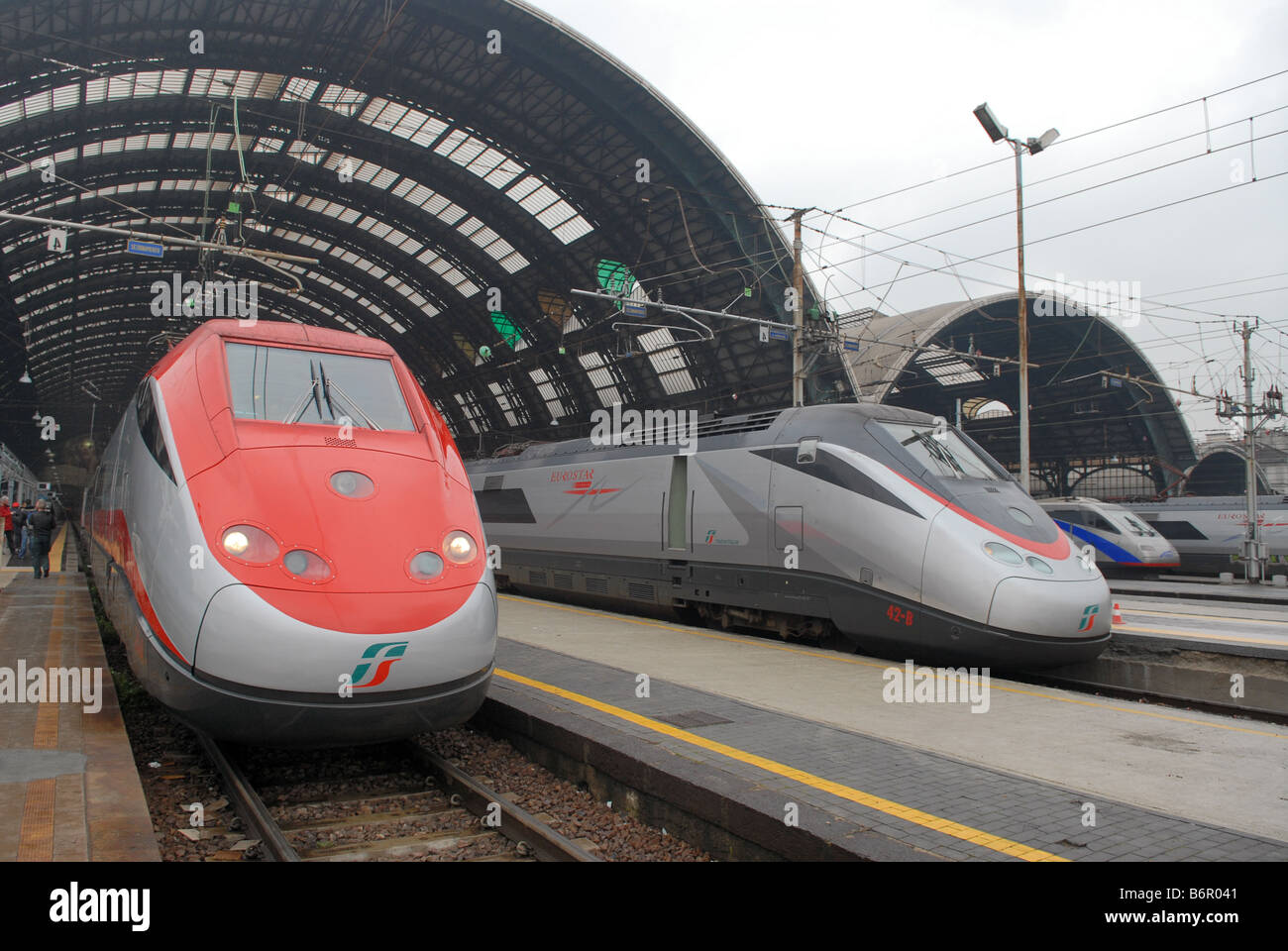 I nuovi treni ad alta velocità ETR 500 Eurostar presso la Stazione Centrale di Milano, a destra la "Freccia Rossa" Foto Stock