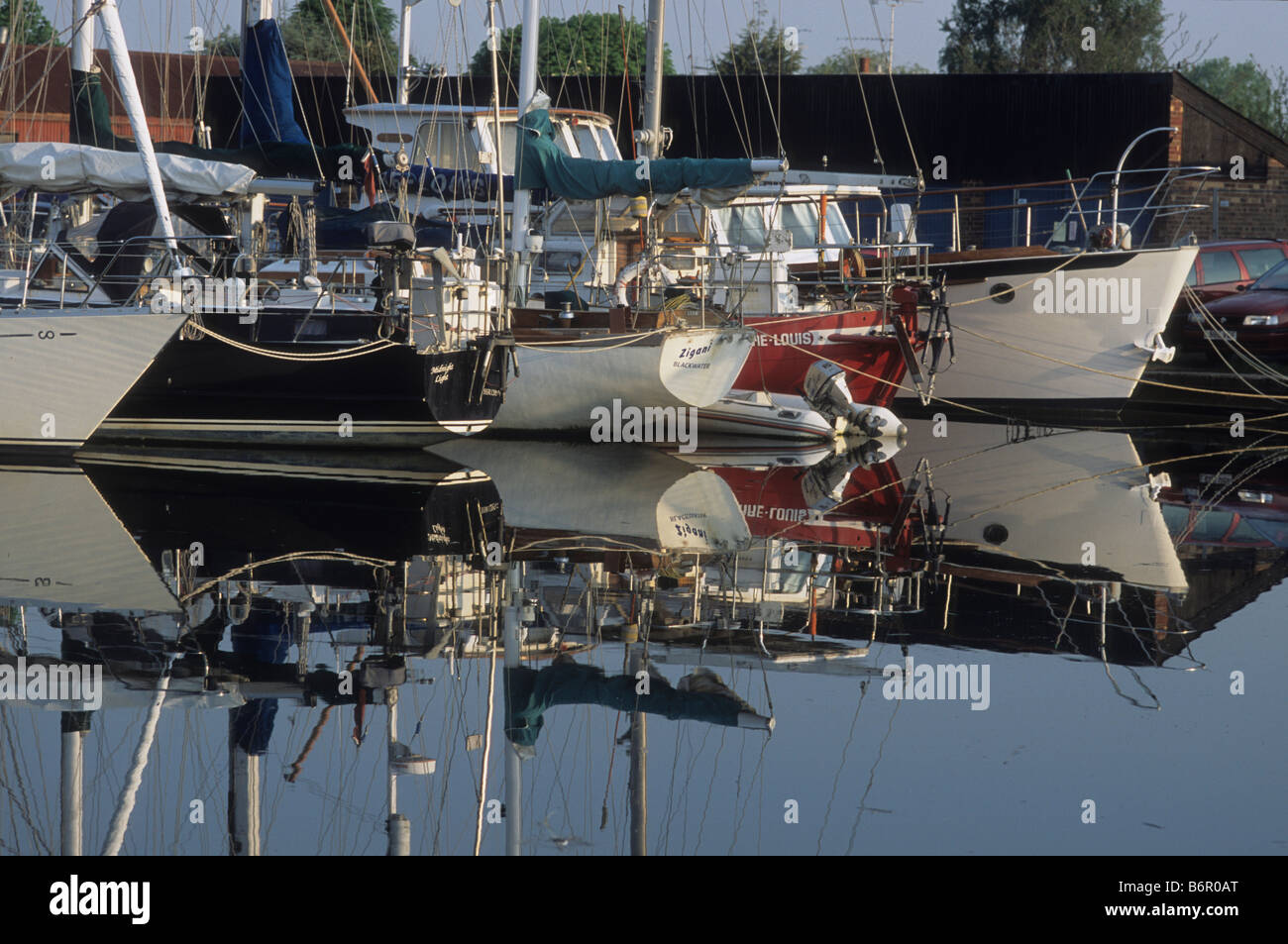 Barca poppe riflessa nella piana di mattina presto acqua Foto Stock