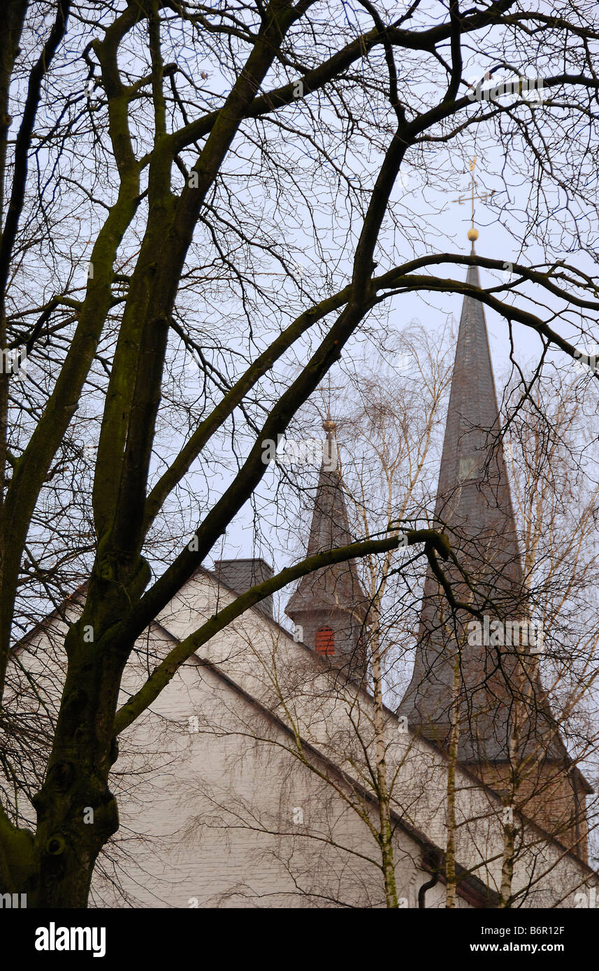 Le guglie di Santa Maria Geburt chiesa in Elsdorf, a nord della Germania occidentale. Formato verticale Foto Stock