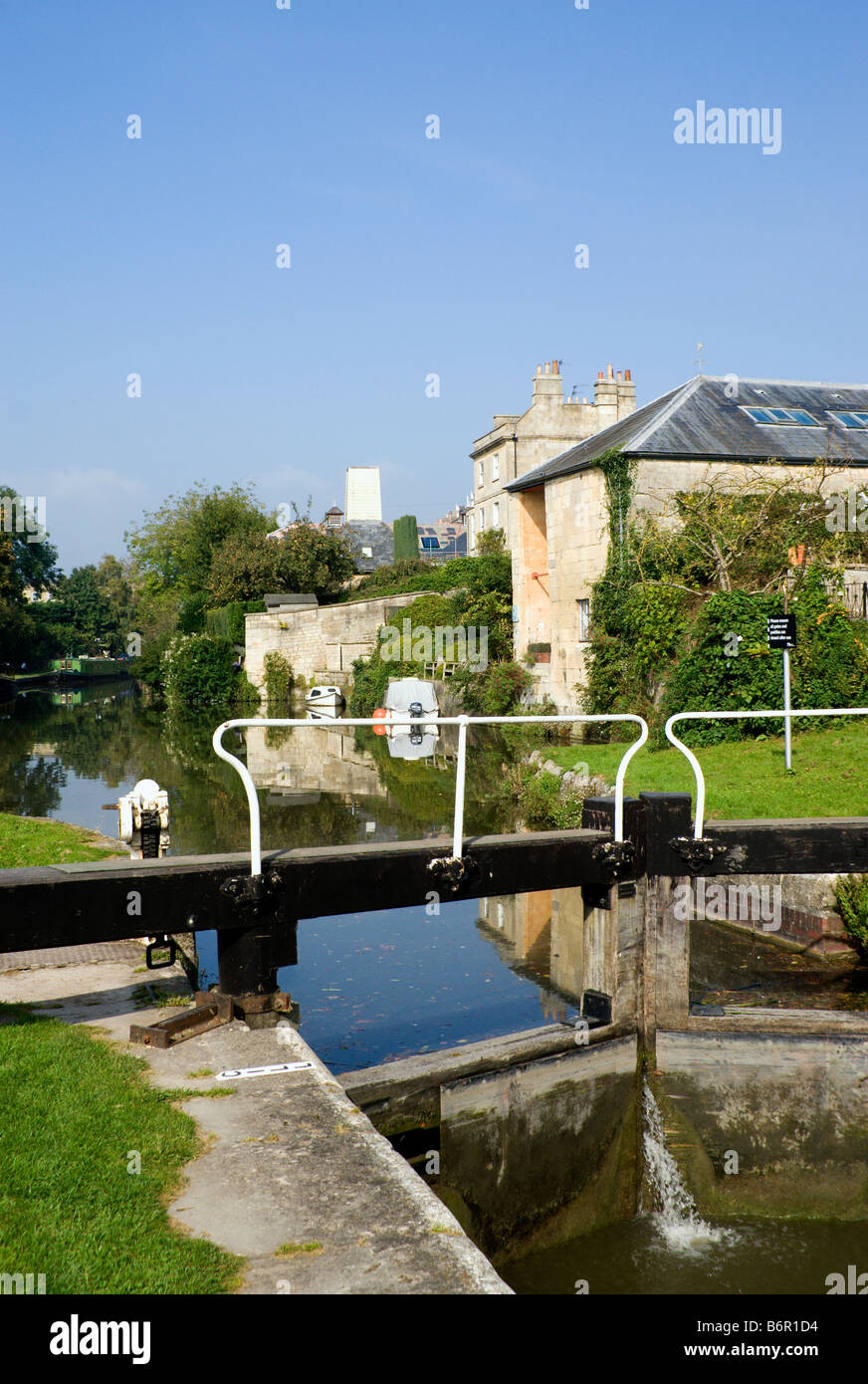 Bloccare i cancelli di Kennett avon canal widcombe volo di serrature bath somerset Foto Stock