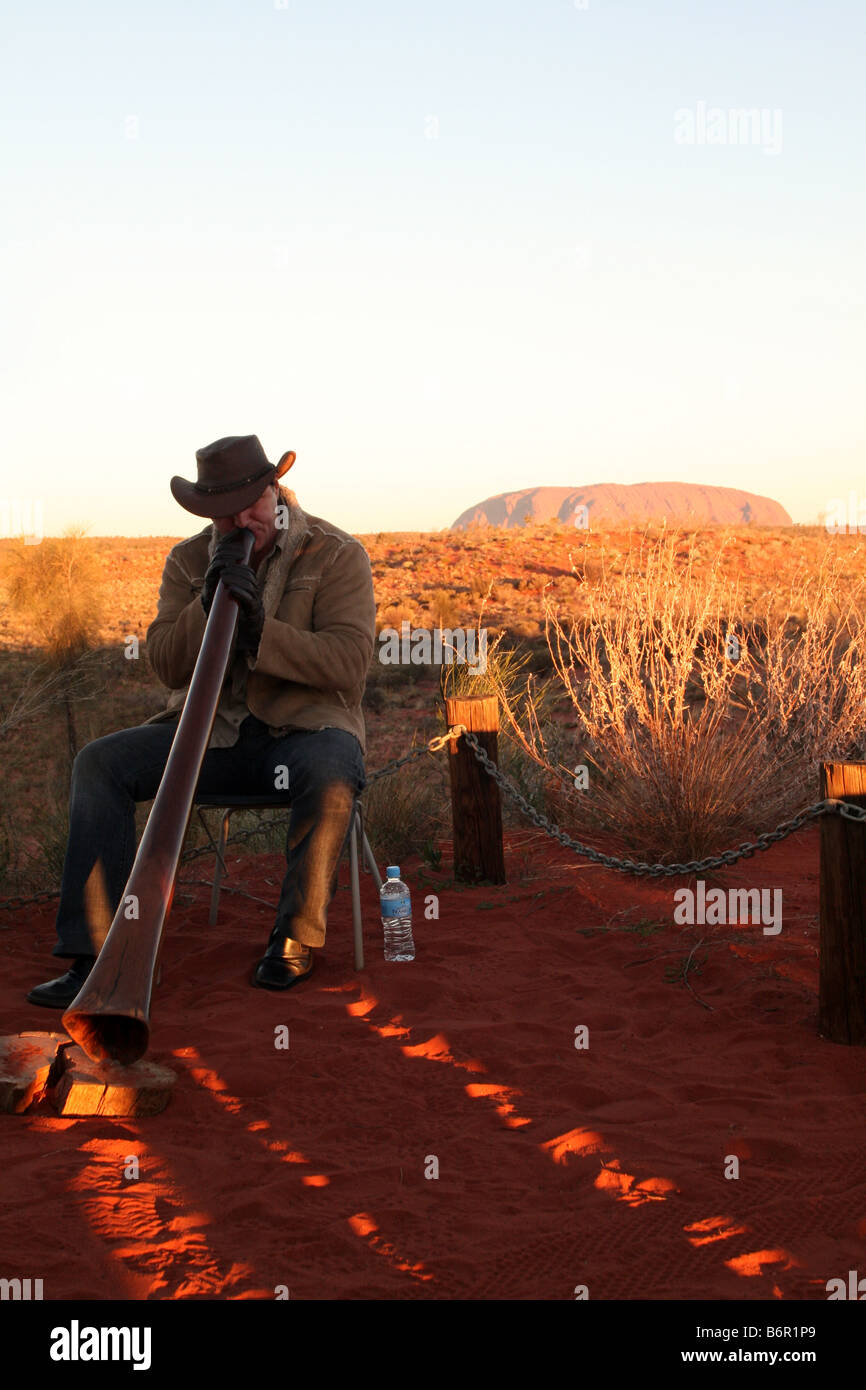 Didgeridoo Riproduzione di Uluru - Ayers Rock [Docker River Road, Uluru-Kata Tjuta National Park, il Territorio del Nord, l'Australia, Oceania Foto Stock