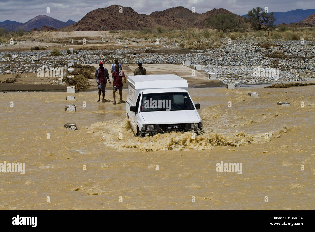 Inondazioni in un fiume dopo forti precipitazioni in montagna in Sossusvlei, Namibia, Namib Naukluft National Park Foto Stock