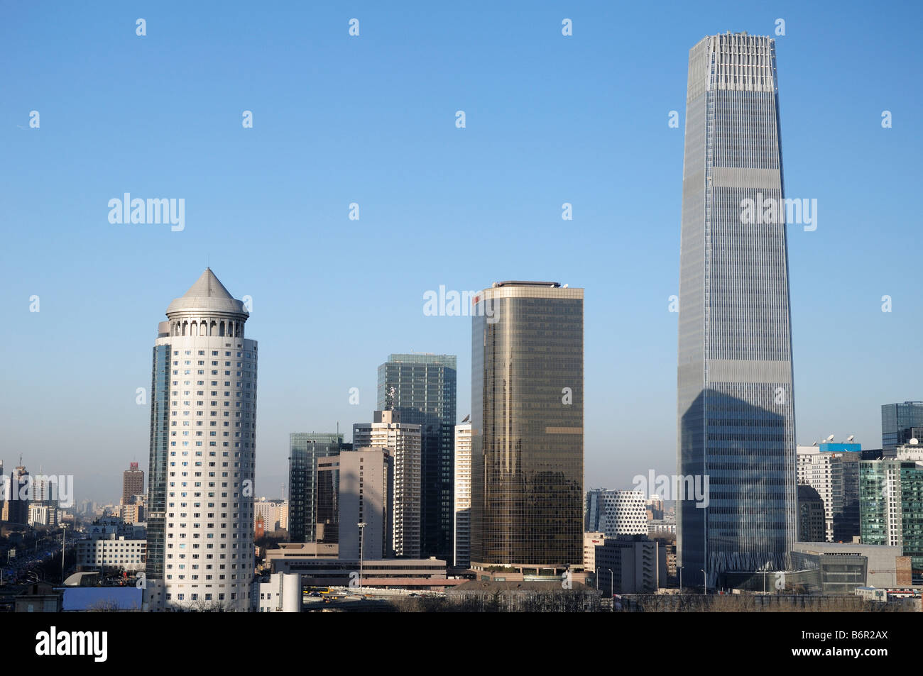 Edificio Zhongfu (sinistra) e China World Trade Center Towers 2 & 3 (a destra), il distretto centrale degli affari di Pechino di Chaoyang Foto Stock