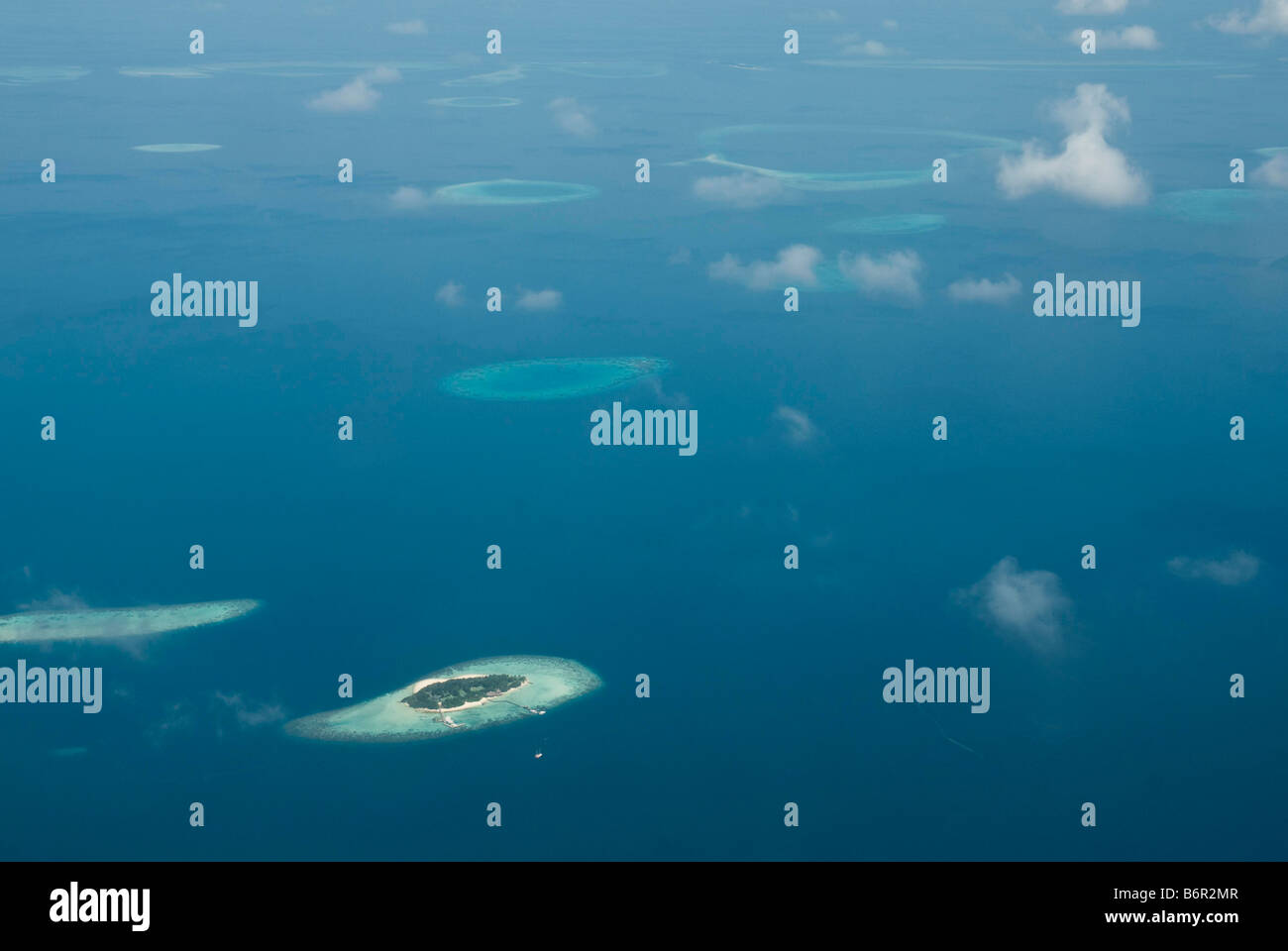 Vista aerea di isole coralline e barriere coralline nelle Maldive. Foto Stock