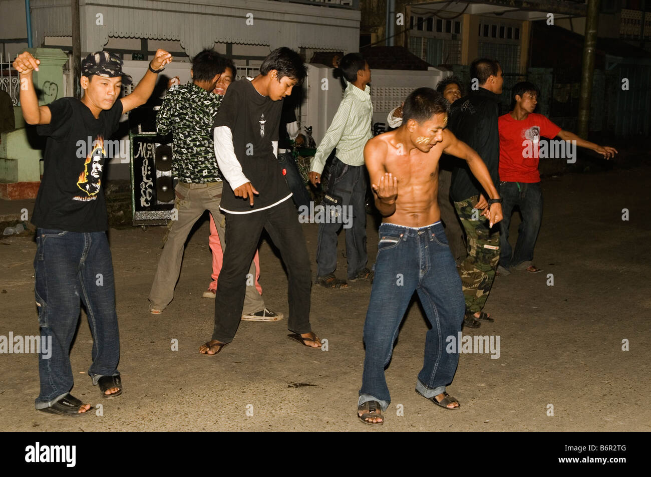 Sittwe Nord provincia Rakhaing MYANMAR Birmania luna piena di ragazzi del festival di danza moderna di musica rock sulle strade Foto Stock