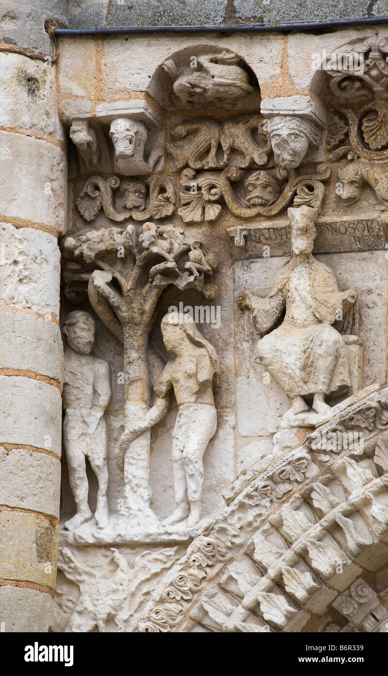 Poitiers, Notre-Dame-la-Grande, Westfassade, Bogenzwickel mit Adam und Eva Foto Stock