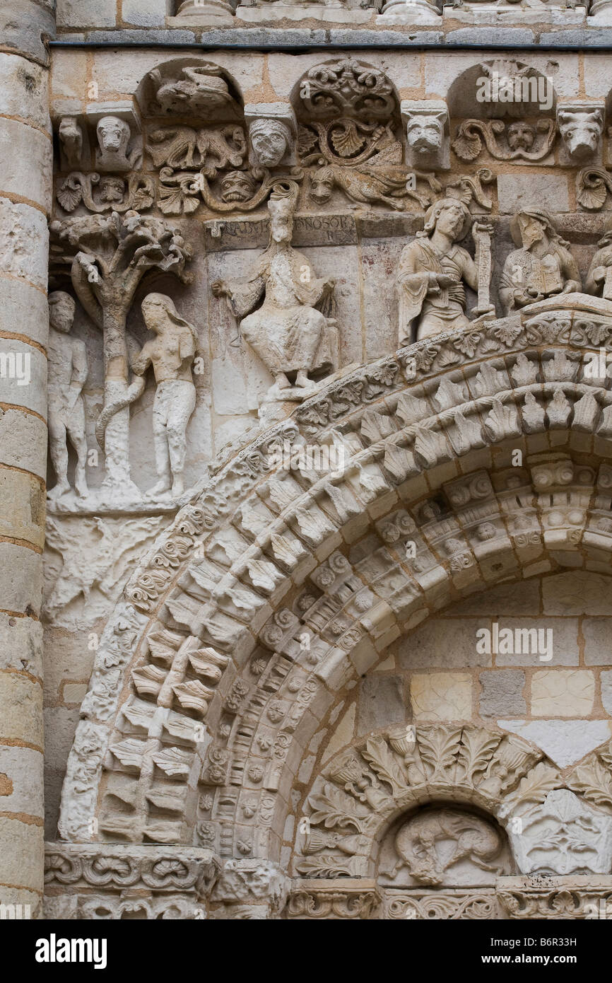 Poitiers, Notre-Dame-la-Grande, Westfassade, Bogenzwickel mit Adam und Eva Foto Stock