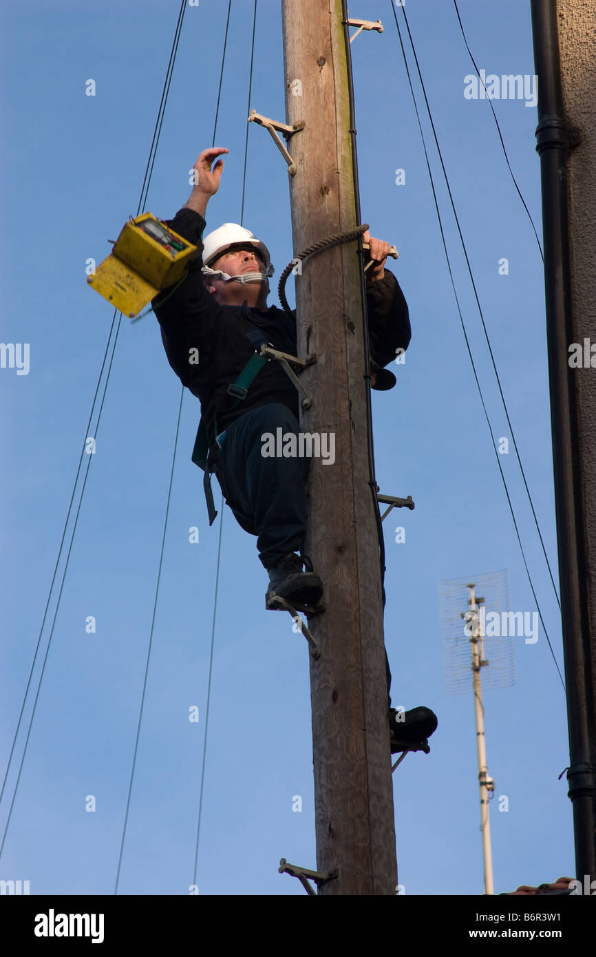 Telefono lavoro tecnico di un palo del telegrafo a Whitby Yorkshire Inghilterra Foto Stock