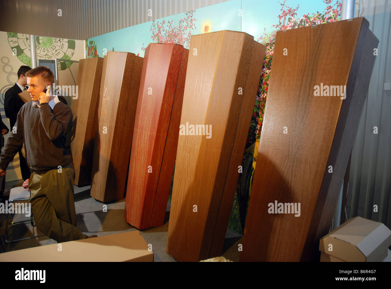 Bare di cartone per la cremazione process presentato su 'Memento' funerale  Expo di Varsavia, Polonia Foto stock - Alamy