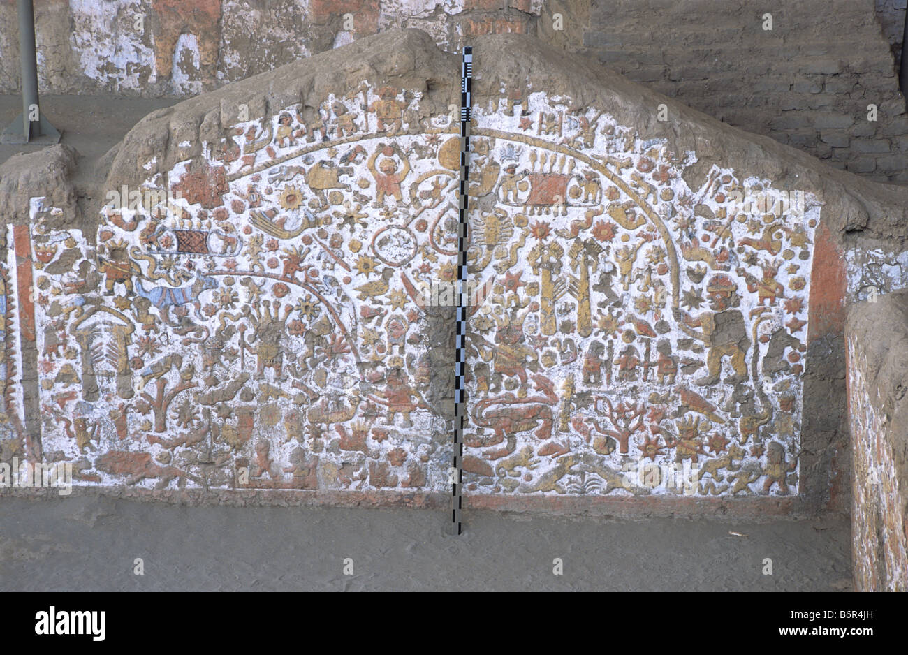 Il fregio del complesso (pensato per essere eventualmente un calendario) e altare, Huaca de la Luna, vicino a Trujillo, Perú Foto Stock