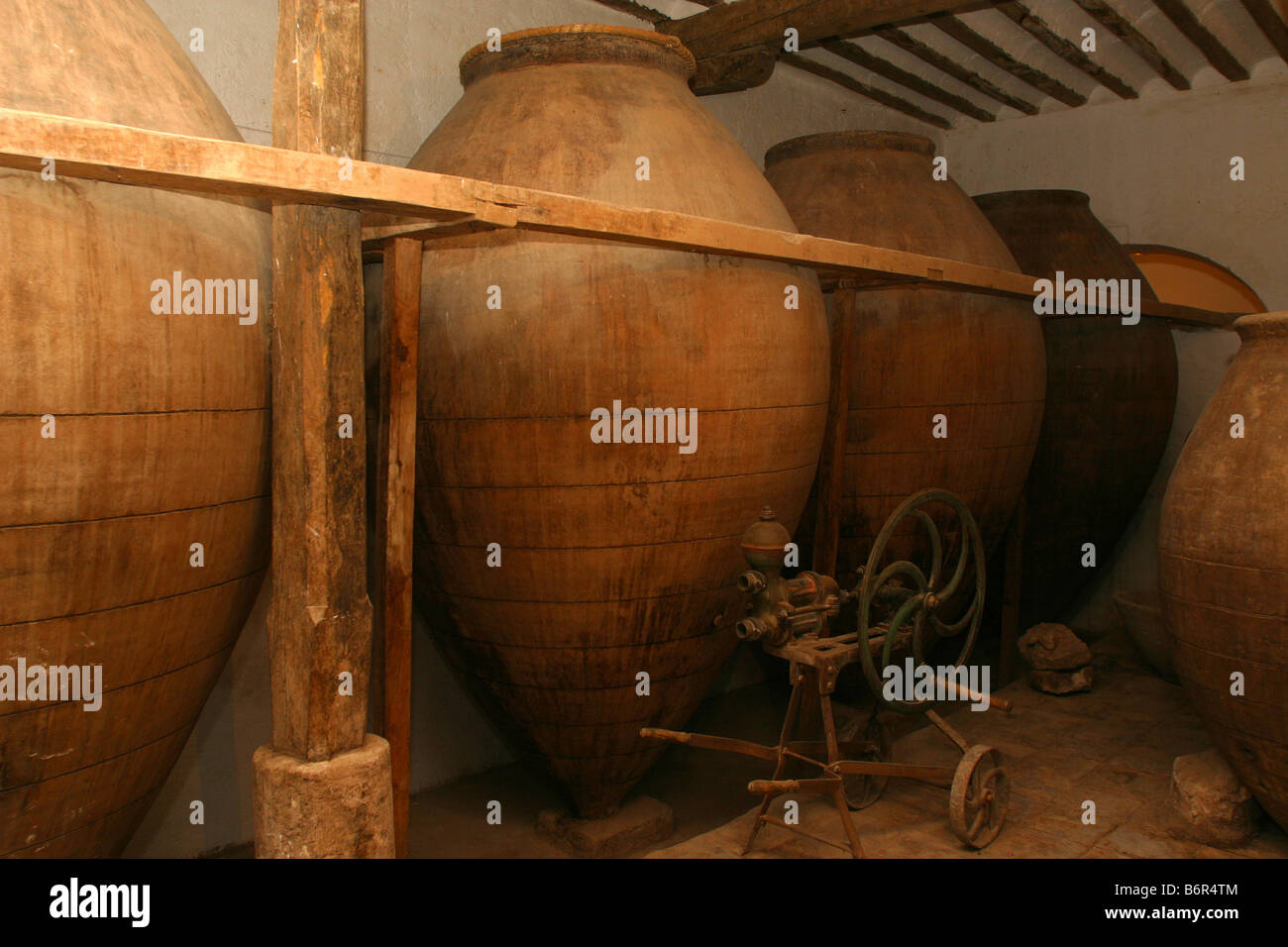 Le vecchie grandi anfore vasi in terra cota. spagnolo orizzontale cantina Mas que Vinos 25116 Foto Stock