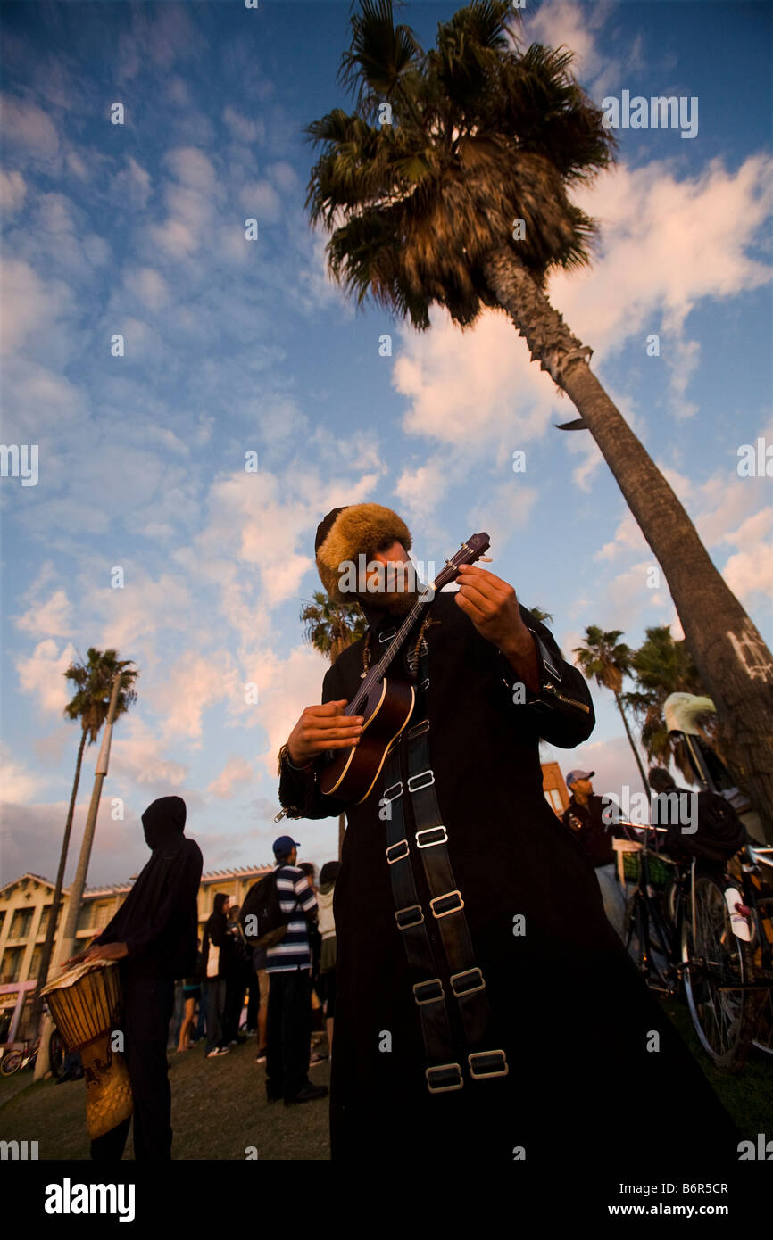 Riproduzione di musica come il sole tramonta Venice Beach Los Angeles County in California negli Stati Uniti d'America Foto Stock