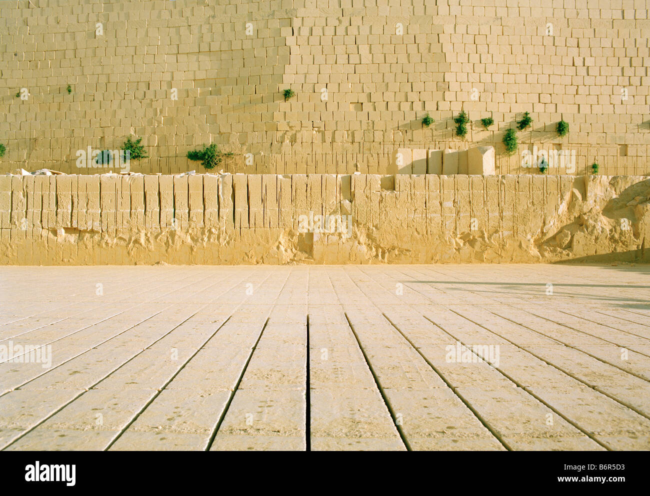 Pozzo in pietra tipica di produzione di Gozo arenarie come materiale da costruzione Steinbruch, für gesägte Sandsteinblöcke typisches Baumaterial Foto Stock