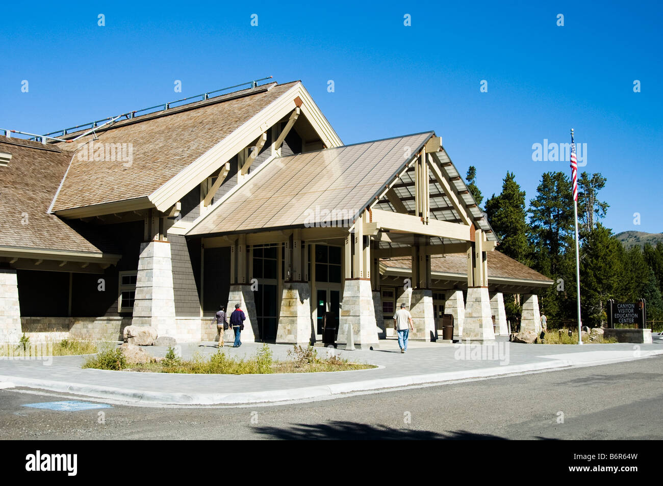 Le persone che entrano nel visitatore education center al Canyon Village nel Parco Nazionale di Yellowstone Foto Stock