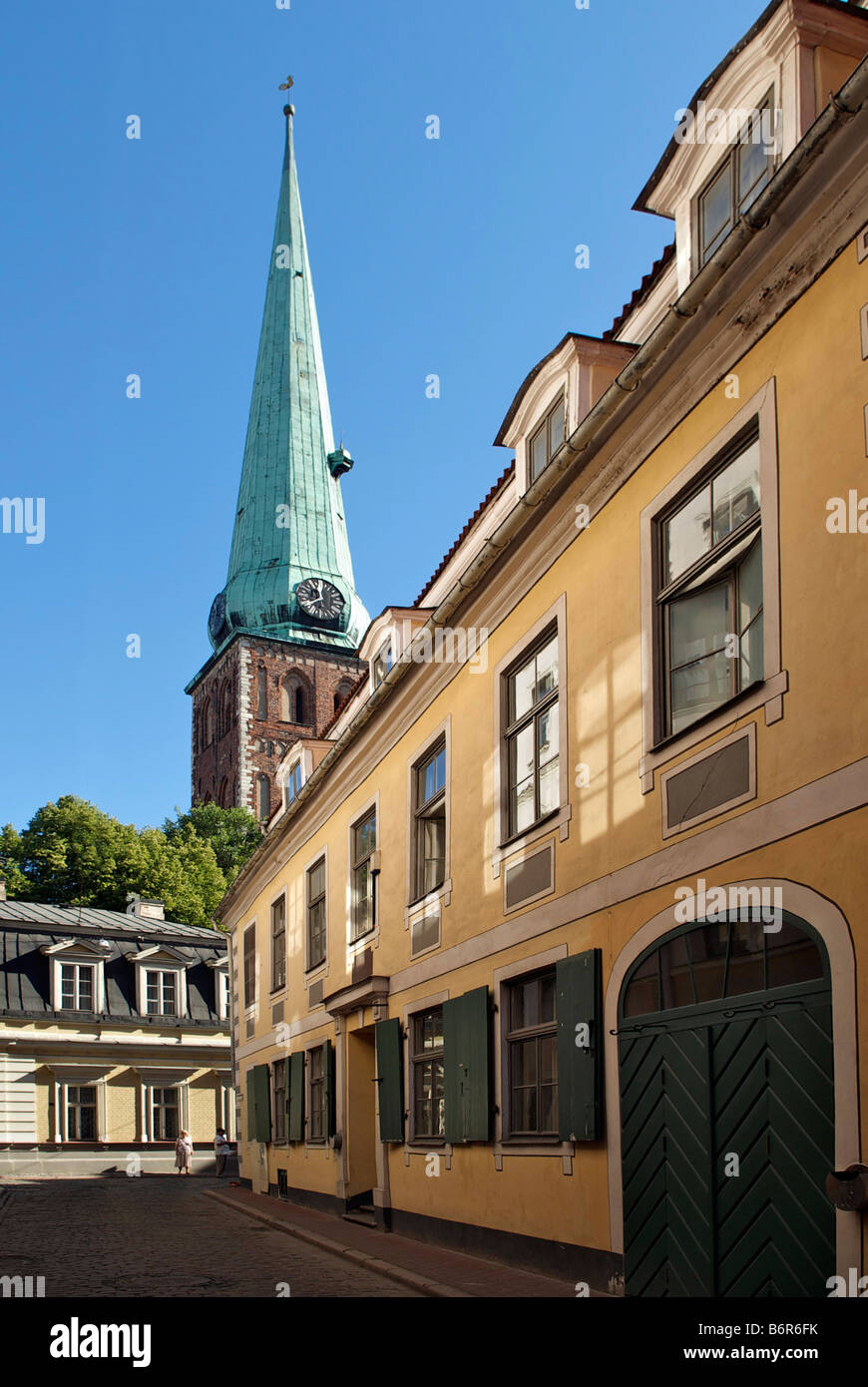 Il vecchio quartiere con il campanile di San Jacob's Cathedral in background Riga, Lettonia Foto Stock