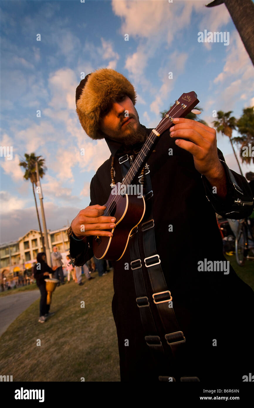 Riproduzione di musica come il sole tramonta Venice Beach Los Angeles County in California negli Stati Uniti d'America Foto Stock