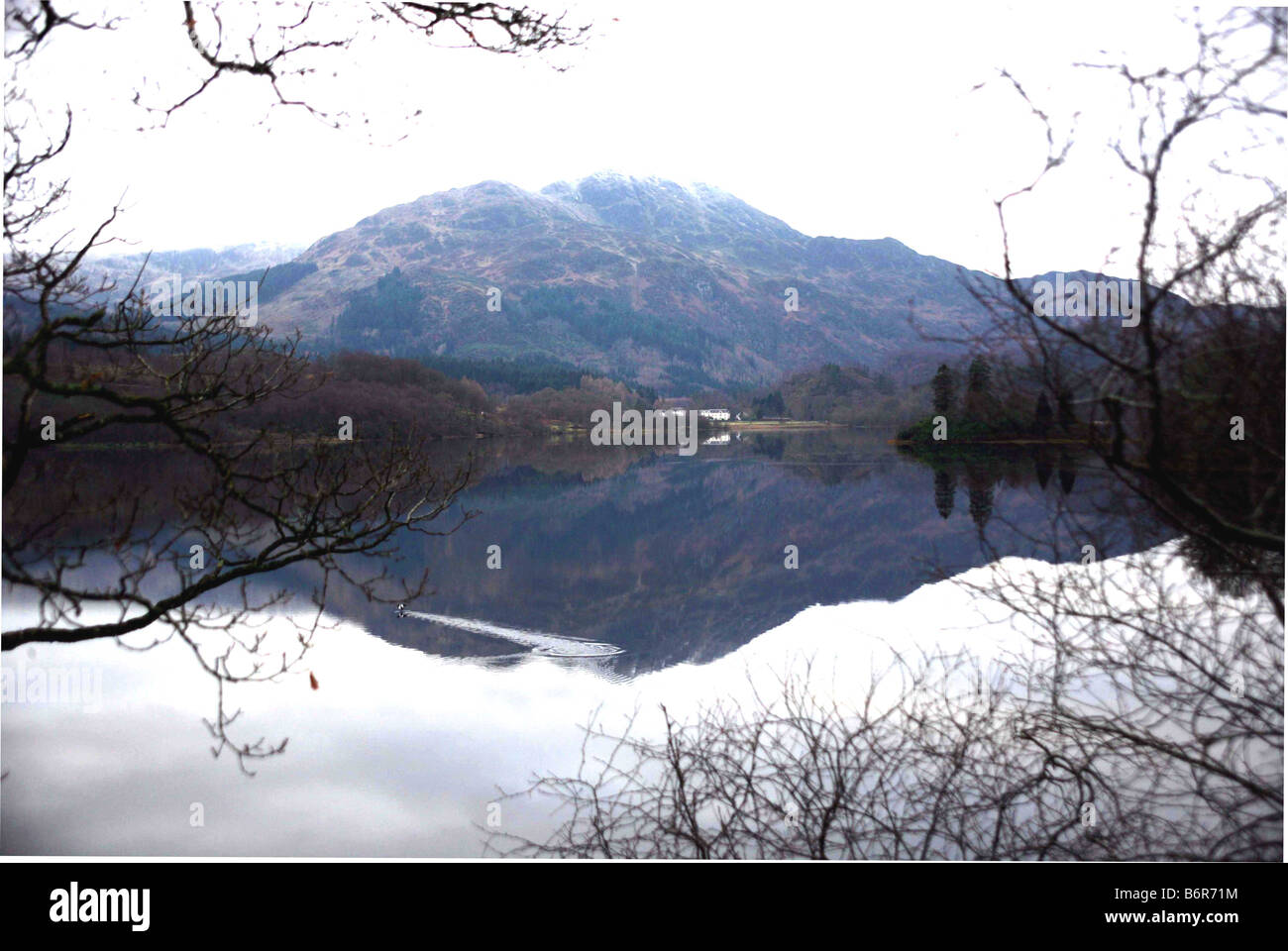 Scena invernale sul Loch Achray,vicino al duca,s Pass,con Ben Venue riflessa in background nel Trossachs,Scozia,UK. Foto Stock