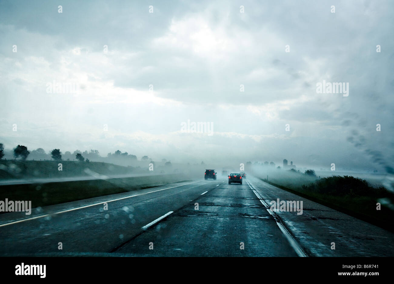 La guida sulla Interstate 94 in un acquazzone estivo nel sud del Wisconsin Foto Stock