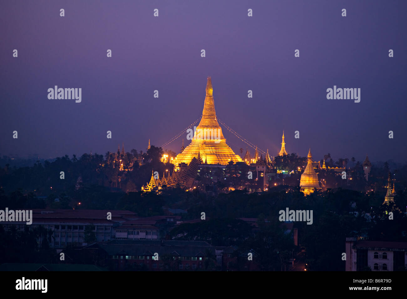 Vista notturna della Shwedagon Paya Yangoon Myanmar Foto Stock